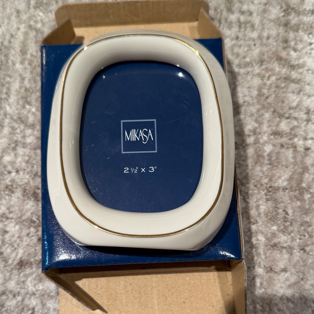 Mikasa White and Gold Oval Frame